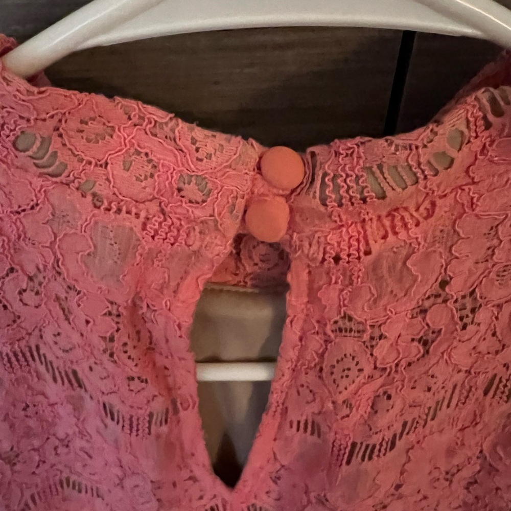 LACE SLEEVELESS TOP SIZE MED - Picture 3 of 4